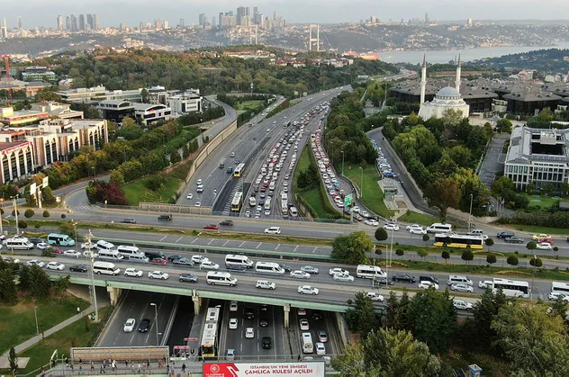 İstanbul'da sabah saatlerinde trafik yoğunluğu yaşanıyor