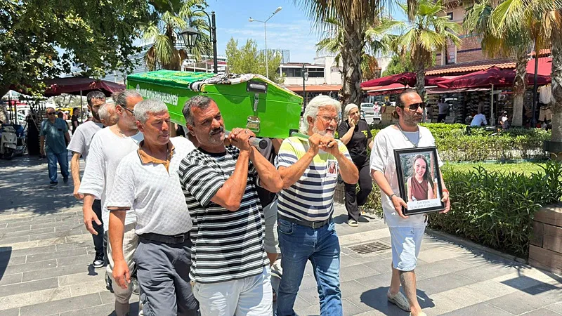 Ece İrtem Kuşadası'nda son yolculuğuna uğurlandı! Cenazedeki fotoğraf çekme yarışı dikkat çekti-6