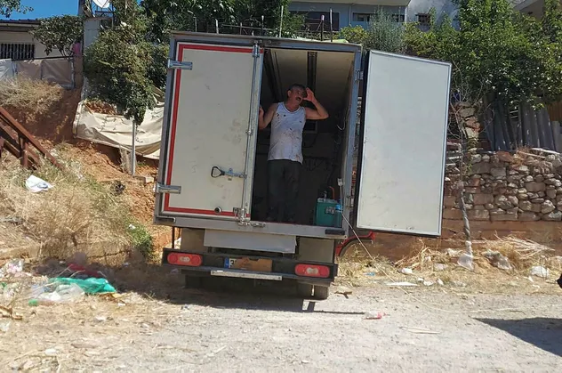 İzmir'de şoke eden manzara! Kamyonet kasasında kestiler