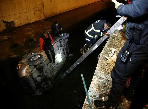 SON DAKİKA: Adana'da şaşırtan görüntü: Kanala uçtukları aracın üzerinde yardım beklediler-3
