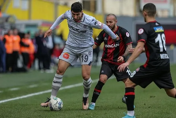 basaksehir-ceyrek-finalde-karagumruku-penaltilarda-gectiler-1674053874468.jpeg Başakşehir çeyrek finalde! Karagümrük'ü penaltılarda geçtiler-5