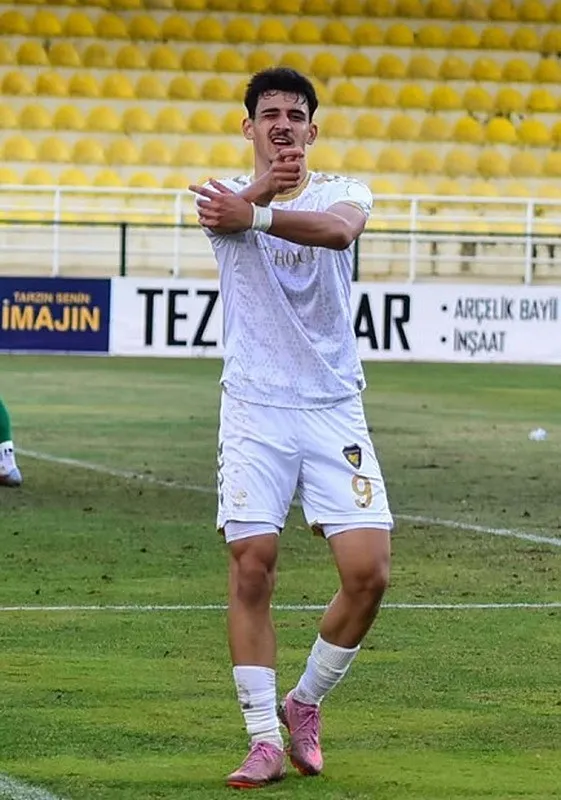 izmirde-aci-tesaduf-taksi-soforu-deniz-orer-ucret-tartismasinda-vuruldu-oguz-erge-ile-ayni-duraktan-oglu-berke-1773136217141.jpeg İzmir'de taksi şoförü Deniz Örer ücret tartışmasında vuruldu! | Oğuz Erge ile aynı duraktan | Oğlu futbolcu Berke Örer çıktı-4