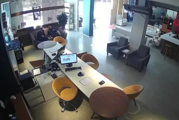 Tatvan'da deprem! Panik anı kamerada!