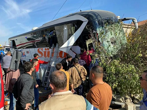 kayseride-kamyonetle-carpisan-yolcu-otobusu-evin-duvarina-carpti-1-olu-cok-sayida-yarali-var-1636363292680.jpg Kayseri'de kamyonetle çarpışan yolcu otobüsü evin duvarına çarptı: 1 ölü, çok sayıda yaralı var-4