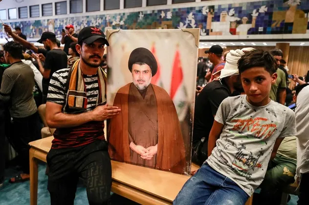 Irak'ta Sadr destekçileri yine Meclis'i bastı
