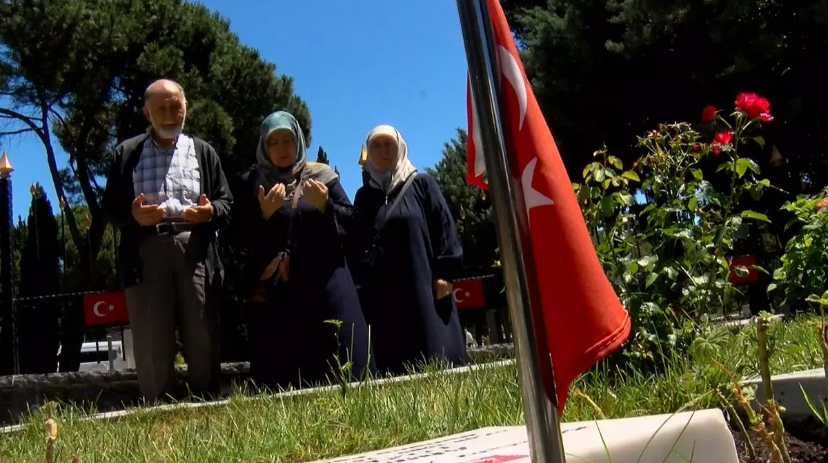 sehit-babalari-edirnekapi-sehitliginde-gozyasi-doktu-1782067701027.jpeg Evlat acısıyla geçen yıllar ve dinmeyen gurur! Şehit babaları Edirnekapı Şehitliği'nde gözyaşı döktü-3