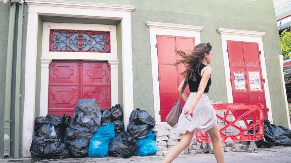 İzmir Büyükşehir Belediyesi işçilerle karşı karşıya! Şehir çöp kokuyor böcek kaynıyor!