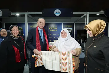 "Kadın elinin değdiği yerde huzur olur" | Başkan Erdoğan'dan program öncesi stantlara ziyaret