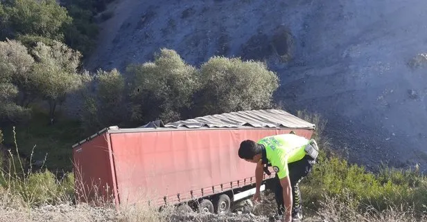 Son dakika: Erzincan’da tır şarampole uçtu