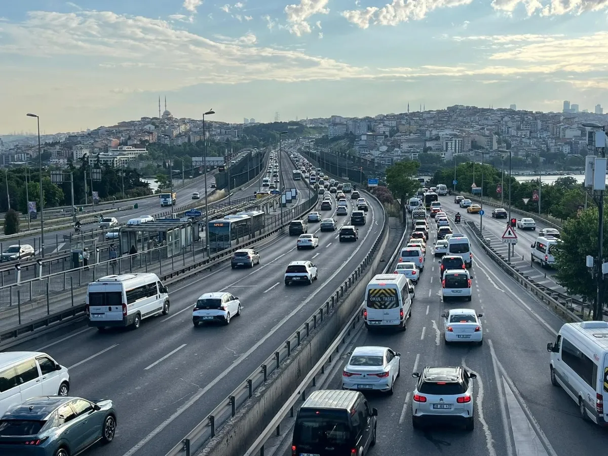 İstanbul'da 9 günlük tatil sonrası trafik çilesi başladı! İşe ve okula gidenler yola koyuldu yoğunluk yüzde 60'a çıktı-3