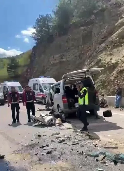 Bolu'da feci kaza! İki minibüs çarpıştı: 15 yaralı-2