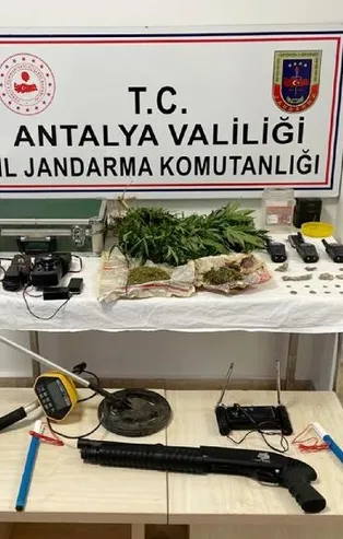 Antalya Manavgat'ta uyuşturucu ticareti şüphesi ile baskın yapılan evde çıkanlar şaşırttı.