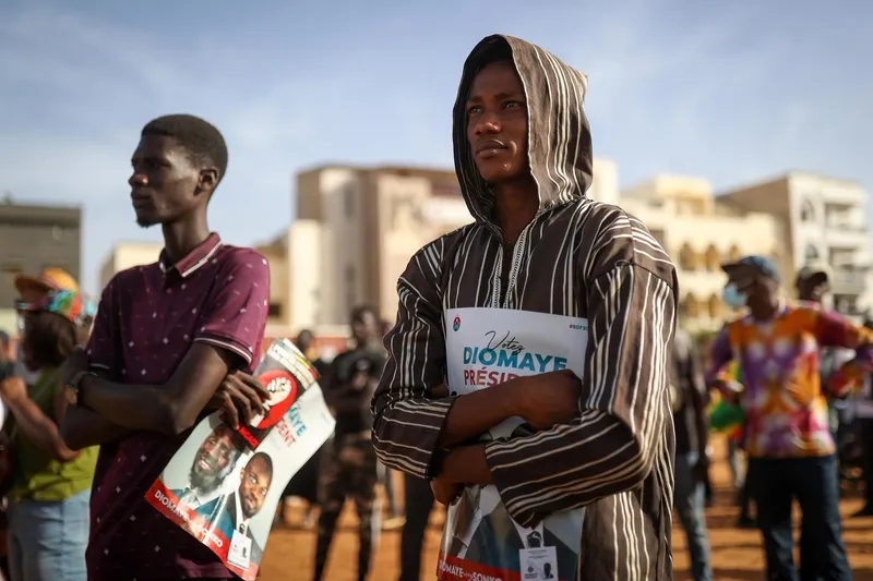 bati-afrikada-tansiyon-yukseliyor-cumhurbaskanligi-seciminin-ertelenmesi-ortaligi-karistirdi-senegalde-protest-1708849046697.jpeg