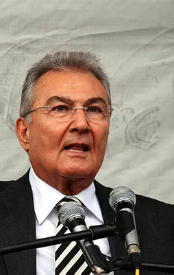 Deniz Baykal'ın doktorları: Komadan çıkıyor