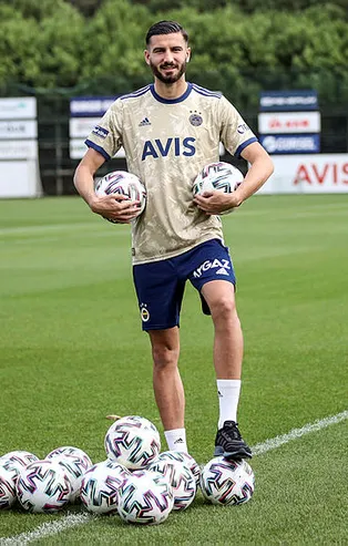 Fenerbahçe'nin forveti Kemal Ademi'den Ibrahimovic'ten sonra Ronaldo açıklaması: Daha yükseğe sıçrarım