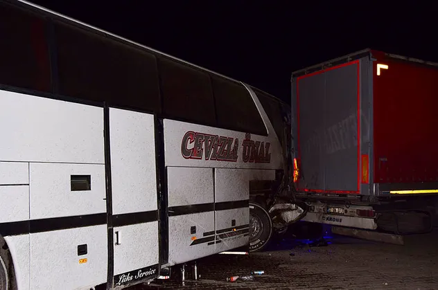 Bilecik'te feci kaza! Yolcu otobüsü TIR'a çarptı