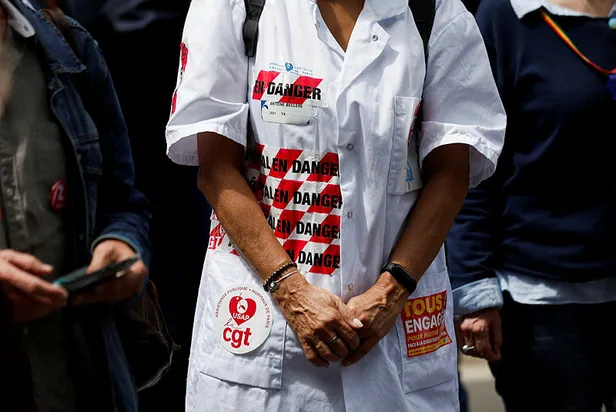 Fransa'da sağlıkçılar isyanda! Maaşların yetersiz olduğunu söyleyen göstericiler peş peşe istifa ediyor-6