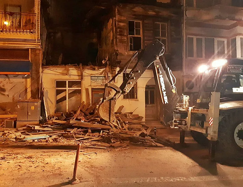 Gelibolu’da metruk binanın bir bölümü çöktü