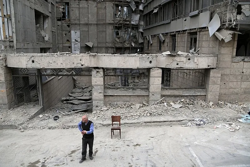 İSRAİL HASTANEYİ HEDEF ALDI-1