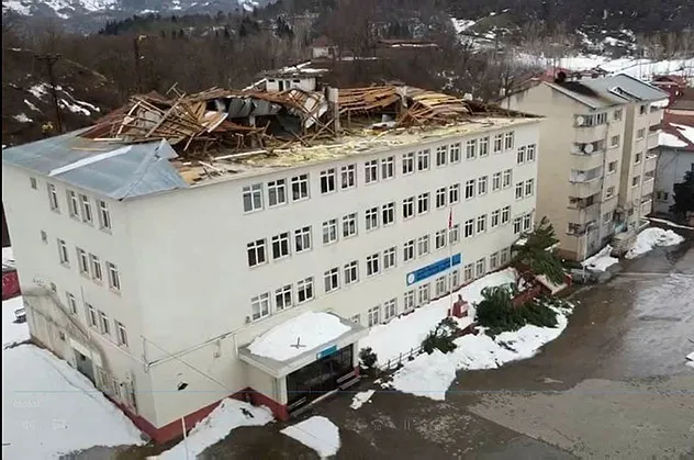 Bartın'da fırtına okul çatısını uçurdu