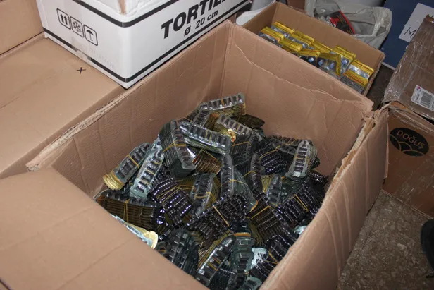 İzmir'de cinsel içerikli kaçak ürün operasyonu-4