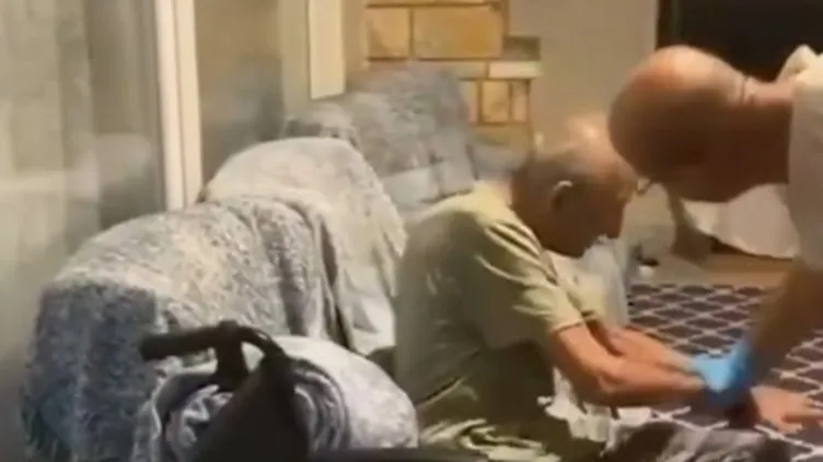 Huzurevinde yaşlı adama darp kamerada!