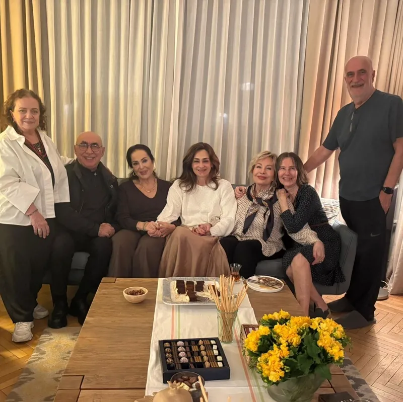 ikinci-bahar-oyunculari-bulustu-sener-sen-turkan-soray-1773481043384.jpg İkinci Bahar oyuncuları buluştu! Şener Şen Türkan Şoray...-3