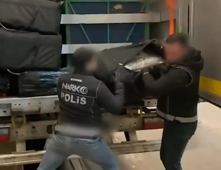 Kapıkule’de uyuşturucu operasyonu: 240 kg skunk ele geçirildi
