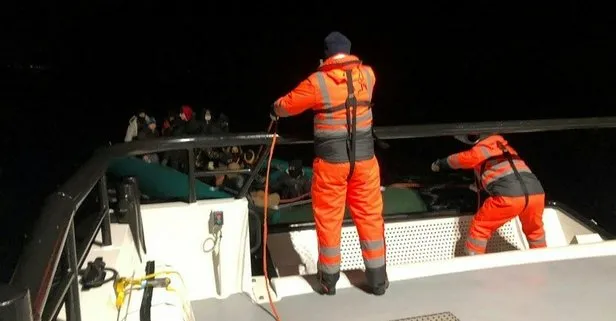 İzmir’de denizde mahsur kalan 17 kaçak göçmen kurtarıldı