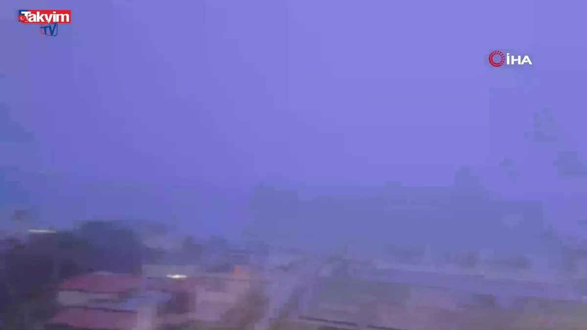 Çeşme’de şimşekler geceyi aydınlattı