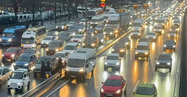 İstanbul'da yarıyıl tatili sonrası ilk iş günü trafiği! Yoğunluk yüzde 80'i aştı