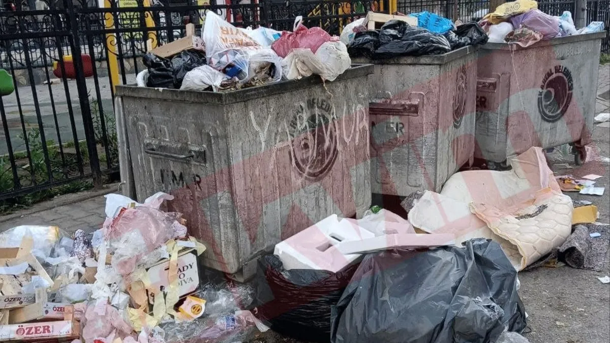 Yine CHP yine çöp çukur çamur! Millete reva gördükleri bu... Kartallılar 19 Mayıs sabahına çöp dağları ile uyandı