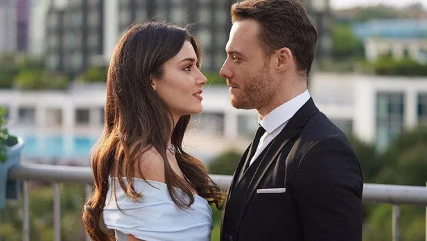 Sevgilisi Kerem Bürsin'in 'olağanüstü' kadını gömleği açtı... Hande Erçel poz işini iyi biliyor bu kez tercihi transparan büstiyer!-10
