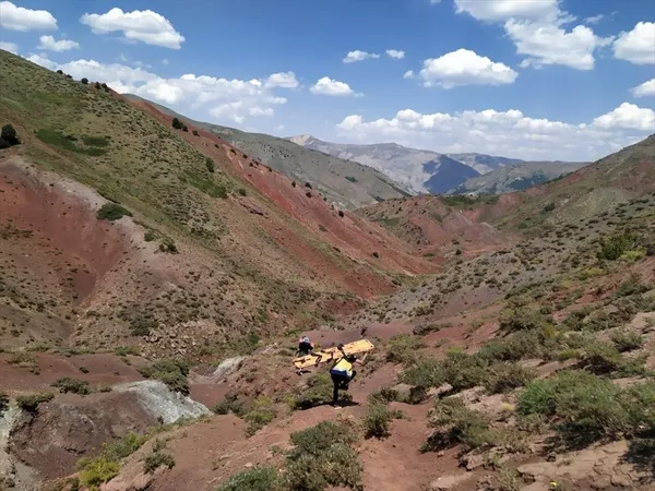 bingolde-yaylada-hastalanan-kisiambulanshelikopterle-erzuruma-ulastirildi-1624825507497.jpg Bingöl'de yaylada hastalanan kişi, ambulans helikopterle Erzurum Şehir Hastanesi'ne ulaştırıldı-1