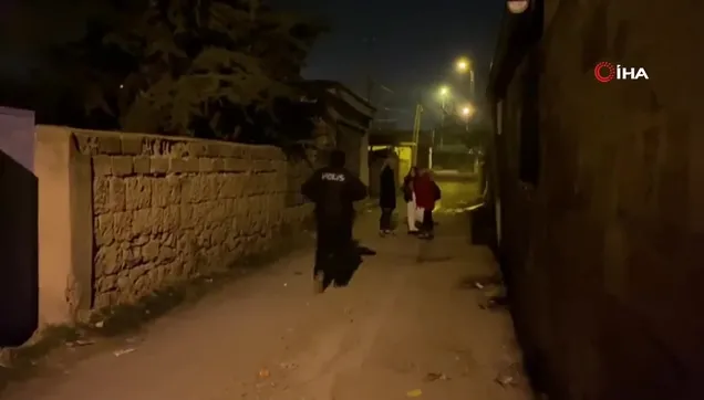 Kayseri’nin Melikgazi ilçesinde uzaklaştırması bulunan şahıs, eşinin ve çocuğunun da içerisinde bulunduğu evi ateşe verdi