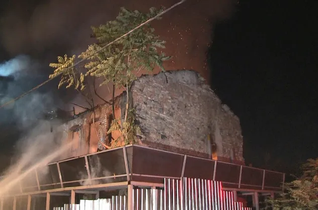 Beyoğlu’nda metruk bir bina alev alev yandı