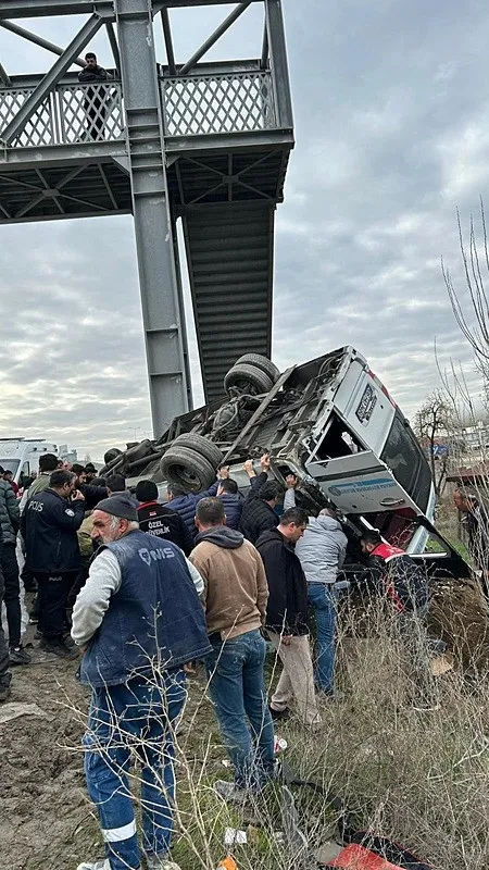 ankarada-ozel-halk-otobusu-ust-gecide-carpti-5-olu-1775291295903.jpeg Ankara'da özel halk otobüsü üst geçide çarptı: 5 ölü!-5