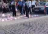 Zabıta el koyduğu pamuk şekerleri ezdi
