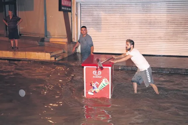 İzmir'i sel götürdü! CHP'li Tunç Soyer Tarkan konserinde eğlendi