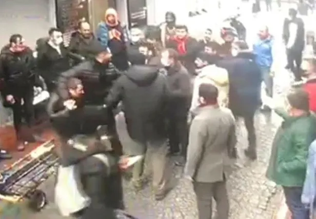Son dakika: Beyazıt'ta ayakkabı çalan hırsız esnafa yakalanınca darbedildi-5