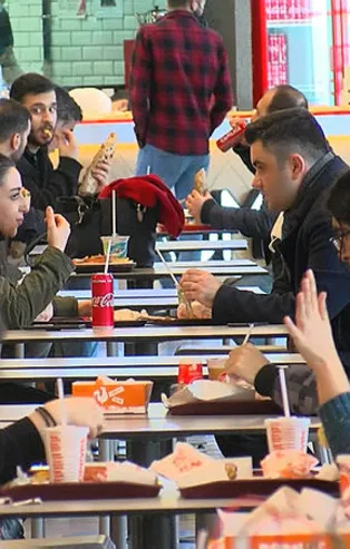 Yeni normalde ilk gün! AVM'lerde yemek katları, Adana'da kebapçılar doldu taştı
