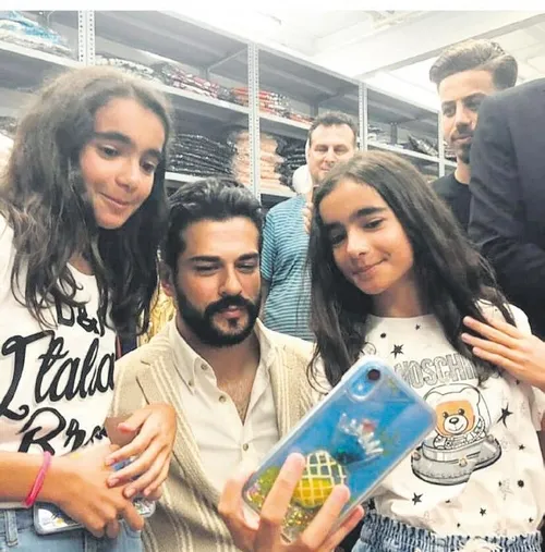 Beyrut gezisini tamamlayan Burak Özçivit krallar gibi uğurlandı-3