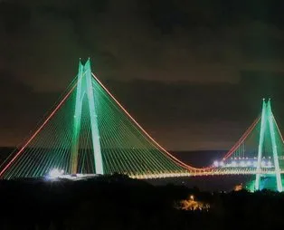 Köprüler Afganistan'ın kuruluş yıldönümü için kırmızı ve yeşil ile aydınlatıldı