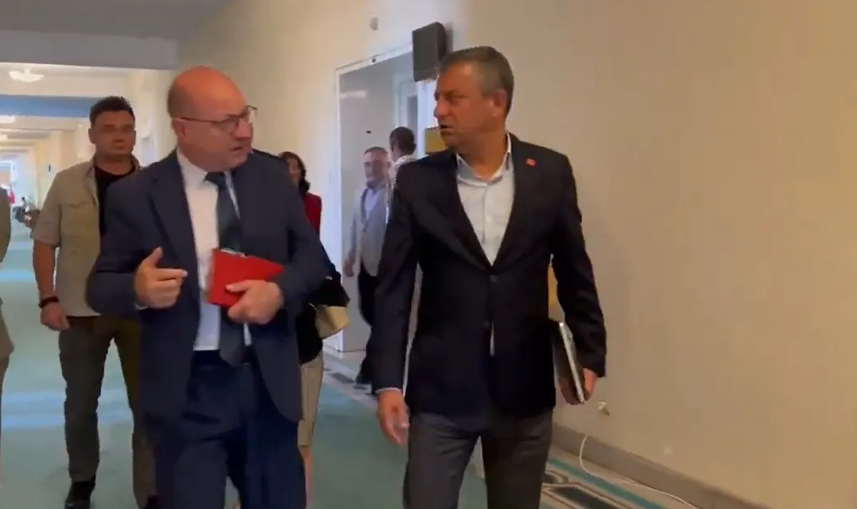 ozgur-ozelin-truva-plani-chpyi-peyderpey-bolecek-takvim-acikliyor-1783999524447.jpeg Özgür Özel'in masasındaki son senaryo! CHP'yi peyderpey bölecek: Plan Takvim'in yazdığı gibi-5