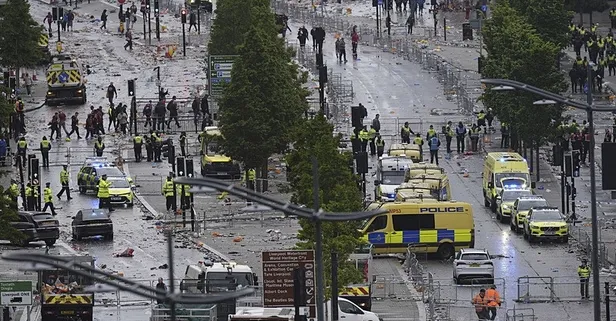 Liverpool'un şampiyonluk kutlamalarında araç yayaların arasına daldı! 1 kişi gözaltına alındı! İngiltere Başbakanı Keir Starmer'dan açıklama