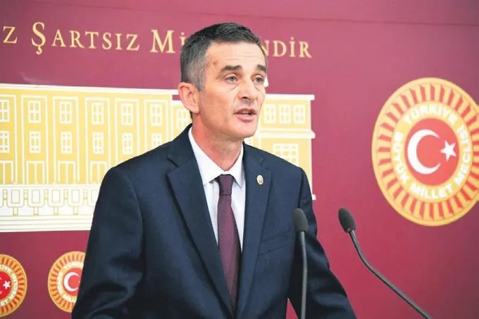 iyi-kavga-iyi-partide-kasadaki-132-milyon-nerede-tartismasi-ortalik-toz-duman-1700527937970.jpeg İYİ kavga! İYİ Parti'de “Kasadaki 132 milyon nerede?” tartışması ortalığı fena karıştırdı-3