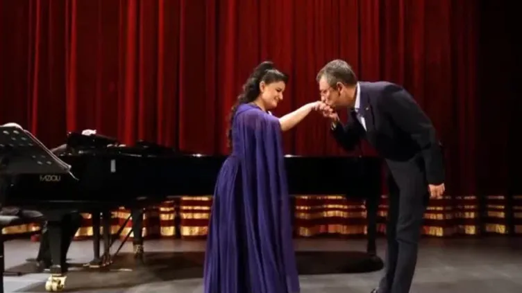 Özgür Özel Türkiye düşmanı Pervin Chakar’ın elini öptü!