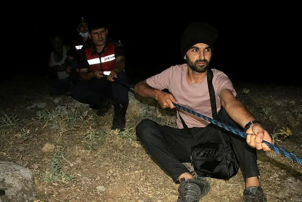 Elazığ'da film gibi operasyon! Uçurumun eşiğinde mahsur kalan kadın için ekipler seferber oldu-3