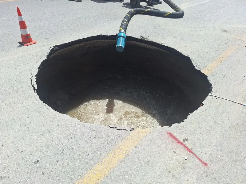 Ankara'da yol ortasında 10 metrelik çukur! Trafik durdu-5