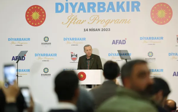 son-dakika-diyarbakirda-depremzedelerle-iftar-programi-baskan-recep-tayyip-erdogandan-teror-ittifakina-sert-so-1681494311486.jpg